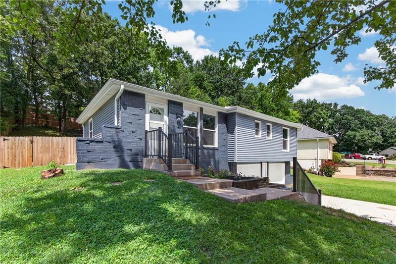 9310 NW 68th St, Parkville, MO 64152