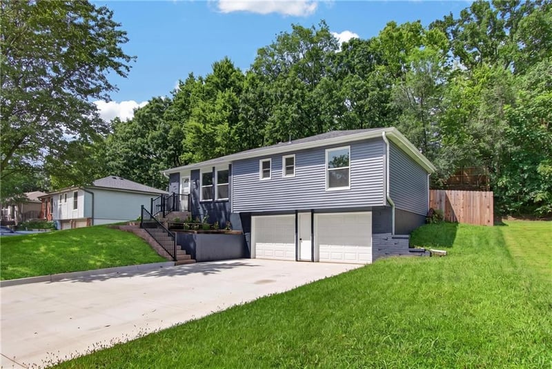 9310 NW 68th St, Parkville, MO 64152