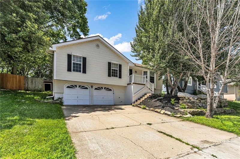 1504 NE Auburn Dr, Lee's Summit, MO 64086