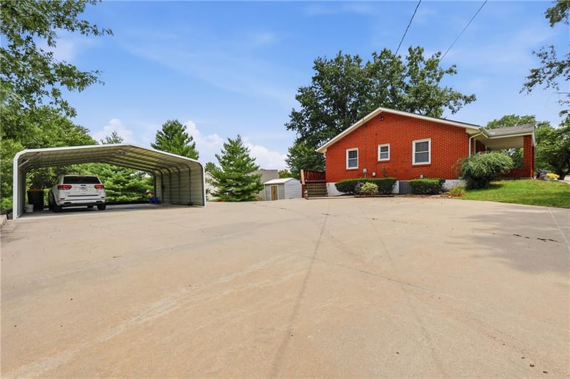 9404 Cookingham Dr, Kansas City, MO 64157