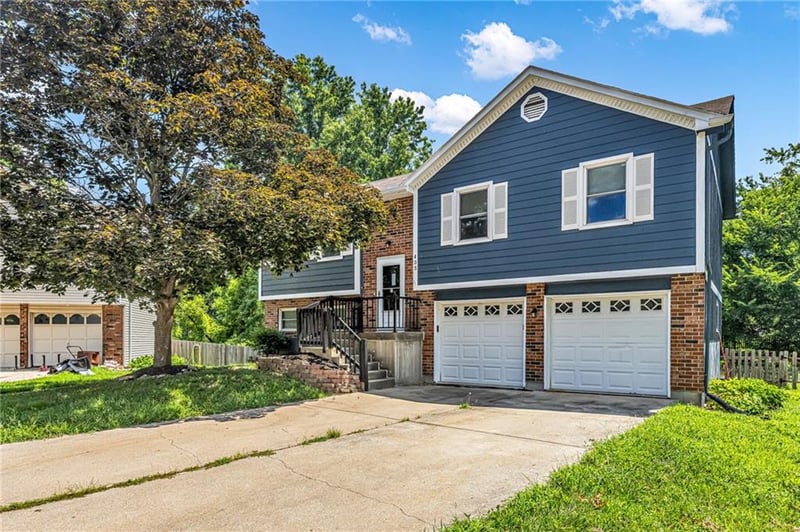 405 Onyx Cir, Lee's Summit, MO 64063