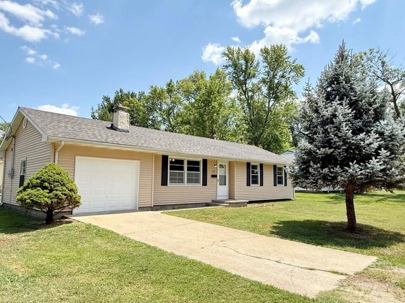 416 N Prewitt St, Nevada, MO 64772