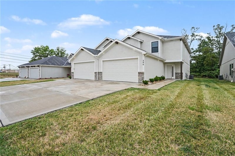 206 Walker St, Smithville, MO 64089