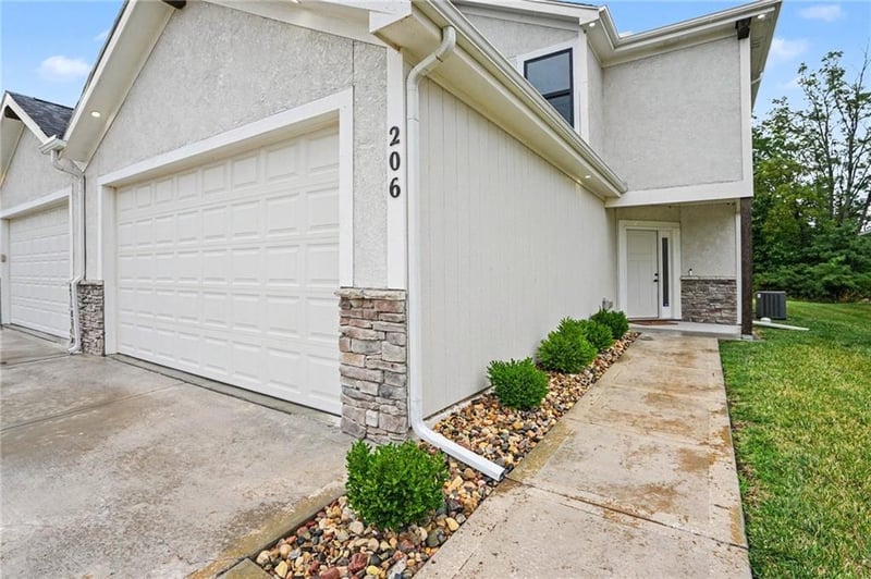 206 Walker St, Smithville, MO 64089