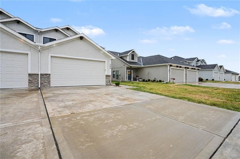 206 Walker St, Smithville, MO 64089