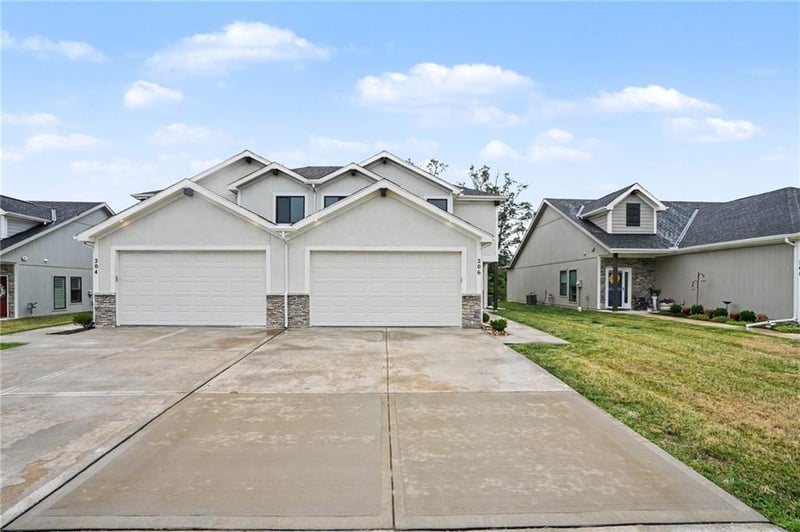 206 Walker St, Smithville, MO 64089
