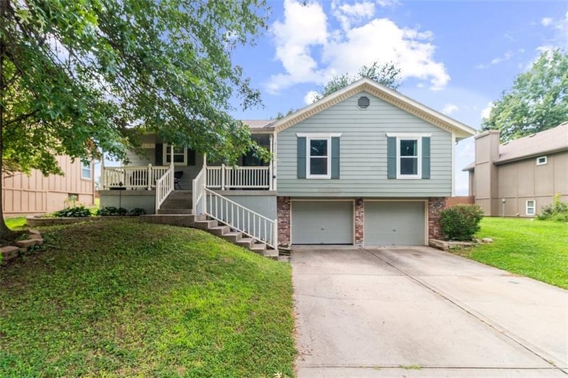 2121 NW Hidden Pointe Ct, Blue Springs, MO 64015