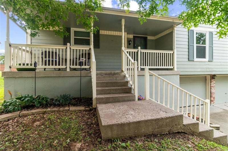 2121 NW Hidden Pointe Ct, Blue Springs, MO 64015