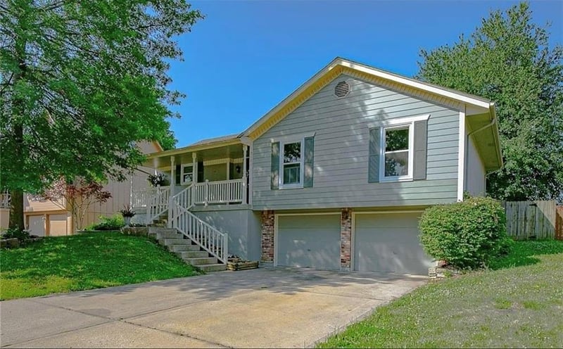 2121 Hidden Pointe Ct, Blue Springs, MO 64015