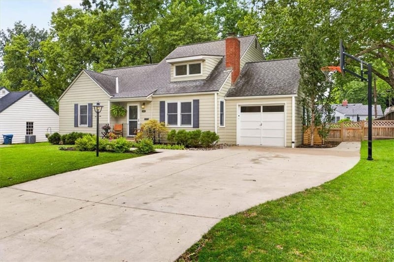 6710 Granada Ln, Prairie Village, KS 66208