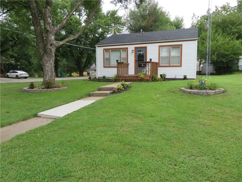 301 Oak St, Valley Falls, KS 66088
