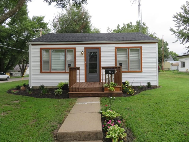 301 Oak St, Valley Falls, KS 66088
