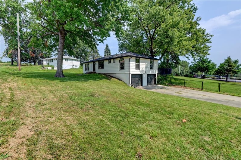 8717 Old Stagecoach Rd, Kansas City, MO 64154
