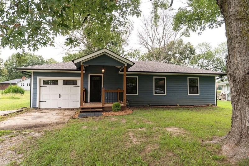 910 Edith Ave, Adrian, MO 64720