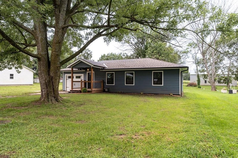 910 Edith Ave, Adrian, MO 64720