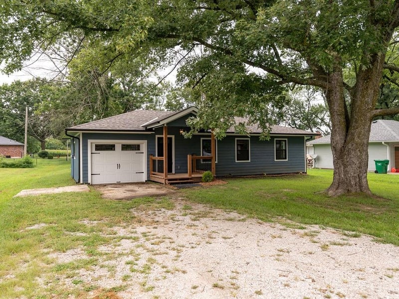 910 Edith Ave, Adrian, MO 64720