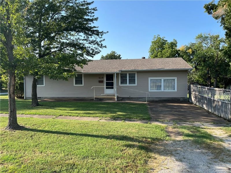 523 2nd St, Oswego, KS 67356