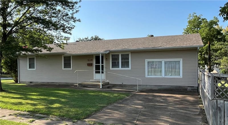 523 2nd St, Oswego, KS 67356