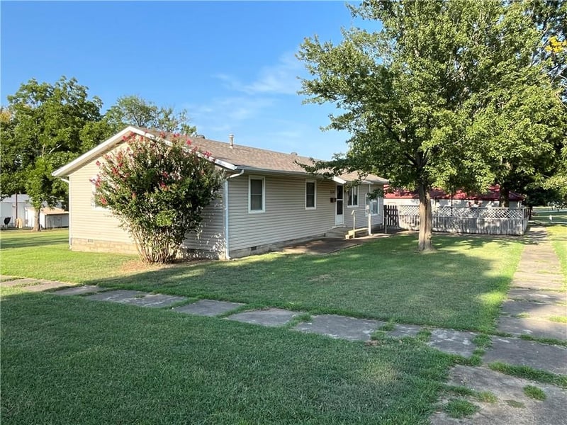 523 2nd St, Oswego, KS 67356
