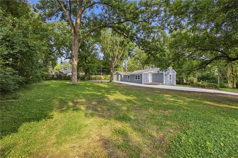 6818 Agnes Ave, Kansas City, MO 64132