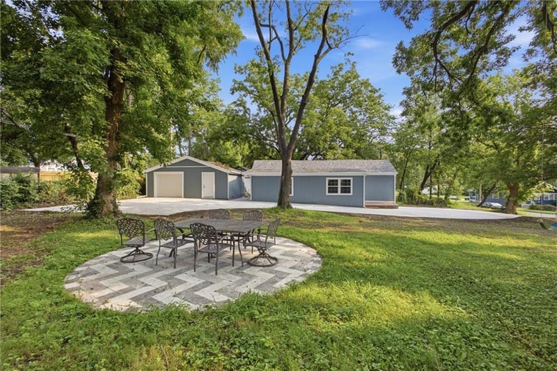 6818 Agnes Ave, Kansas City, MO 64132