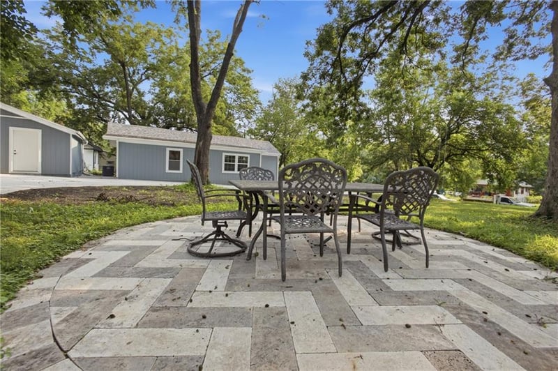 6818 Agnes Ave, Kansas City, MO 64132