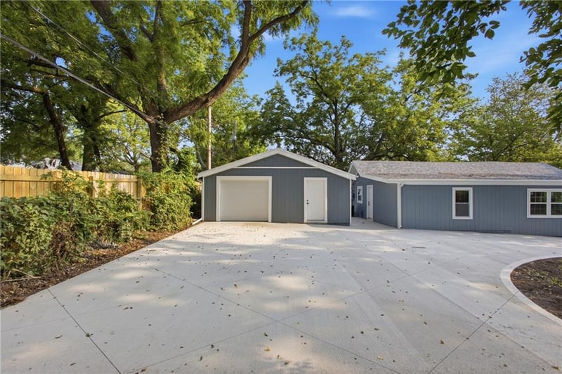 6818 Agnes Ave, Kansas City, MO 64132