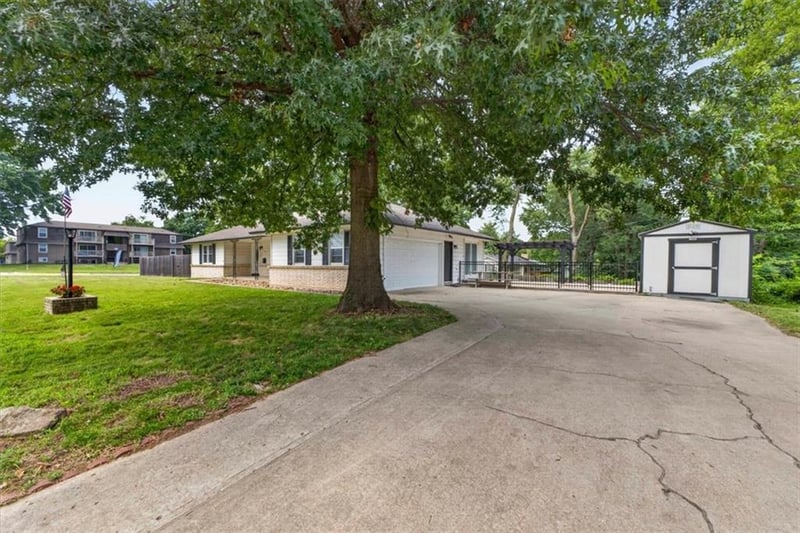 7726 Everett Ave, Kansas City, KS 66112