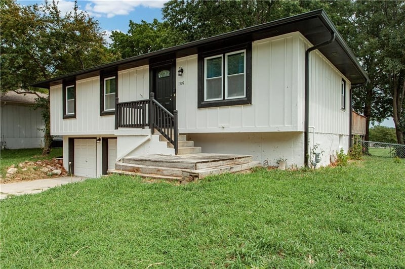 1509 SE Royal St, Oak Grove, MO 64075