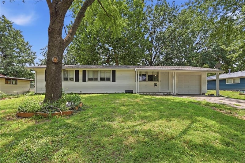 1803 57th St, Gladstone, MO 64118