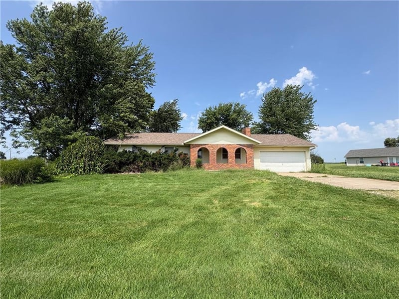 720 Meadow Ln, Nevada, MO 64772