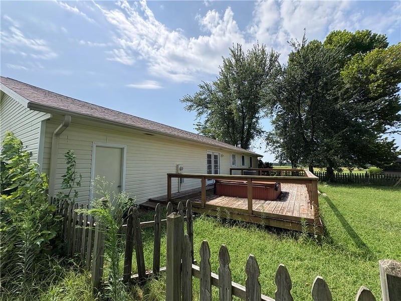 720 Meadow Ln, Nevada, MO 64772