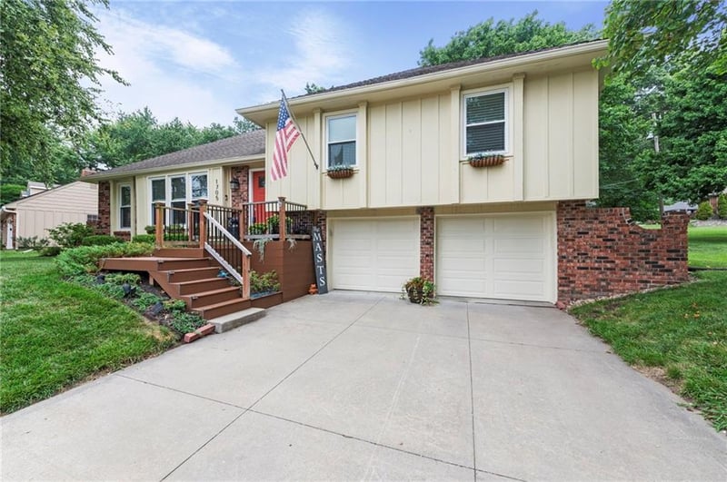 1705 Pine Cir, Blue Springs, MO 64014