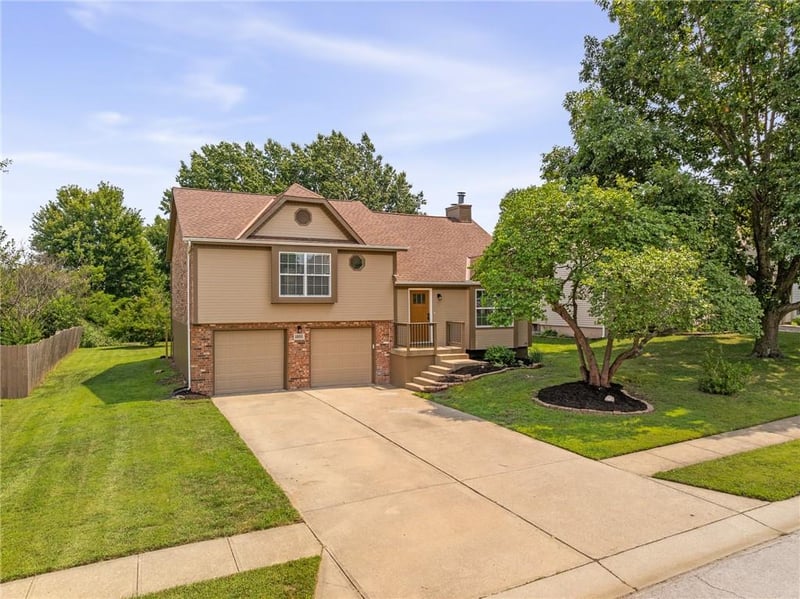 1005 SE Bridgehampton Way, Lee's Summit, MO 64081