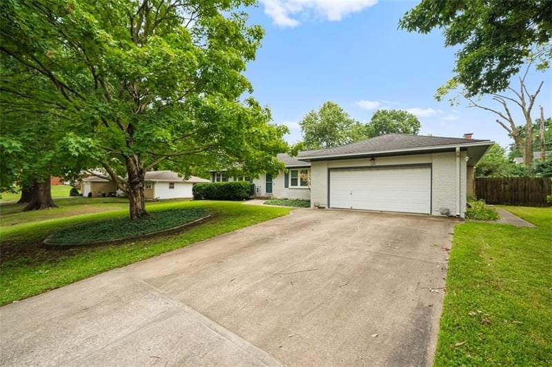1601 77th St, Kansas City, MO 64118
