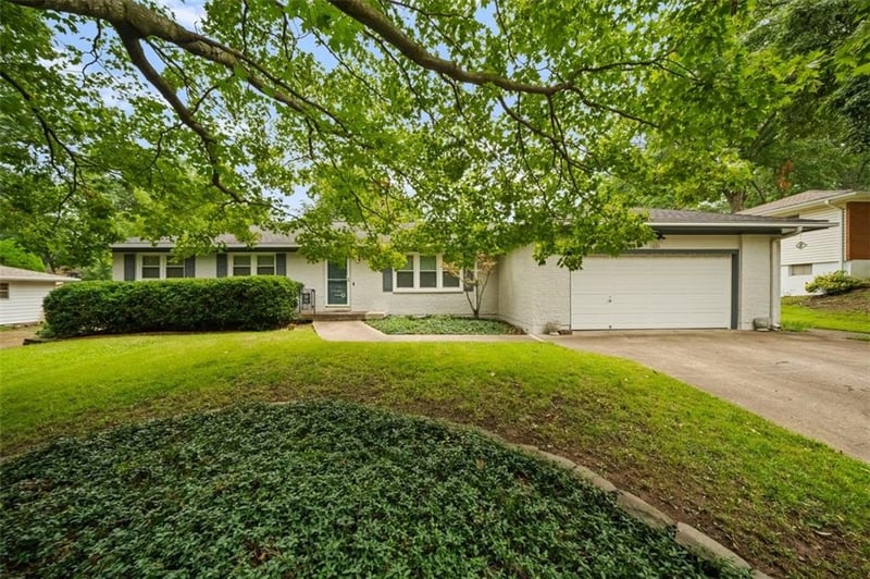 1601 77th St, Kansas City, MO 64118