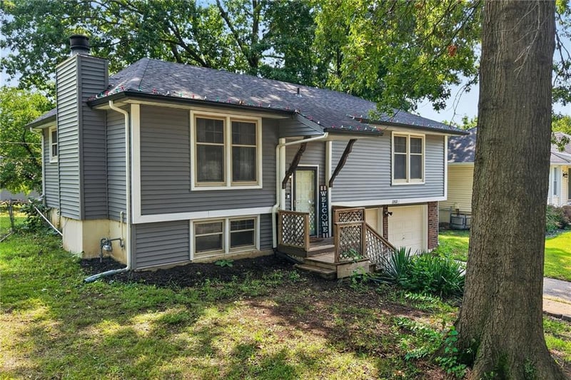 11931 Manchester Ave, Grandview, MO 64030