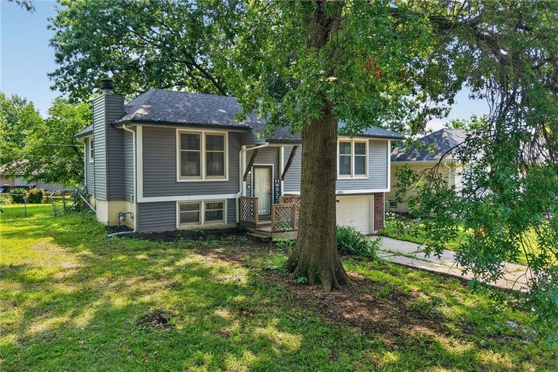 11931 Manchester Ave, Grandview, MO 64030