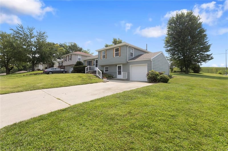 7801 San Rafael Dr, Kansas City, MO 64119