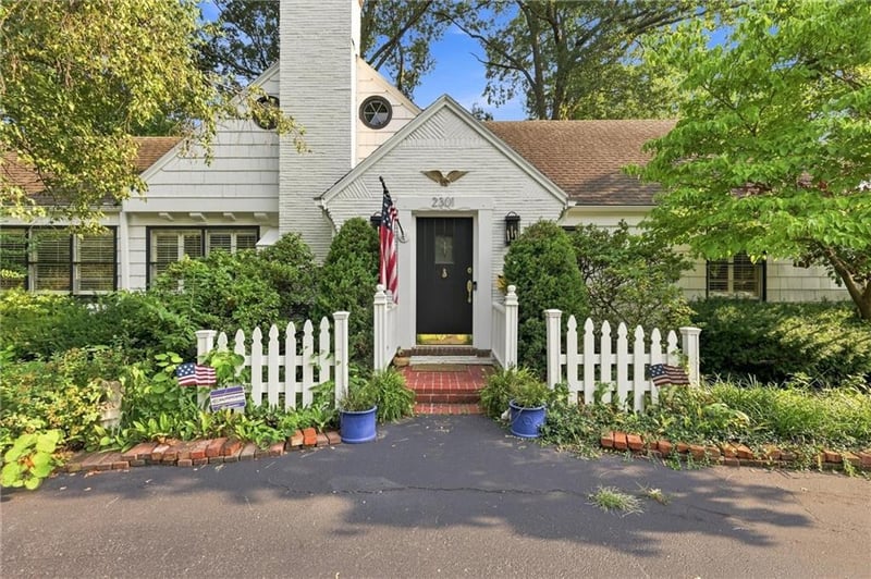 2301 W 95th St, Leawood, KS 66206