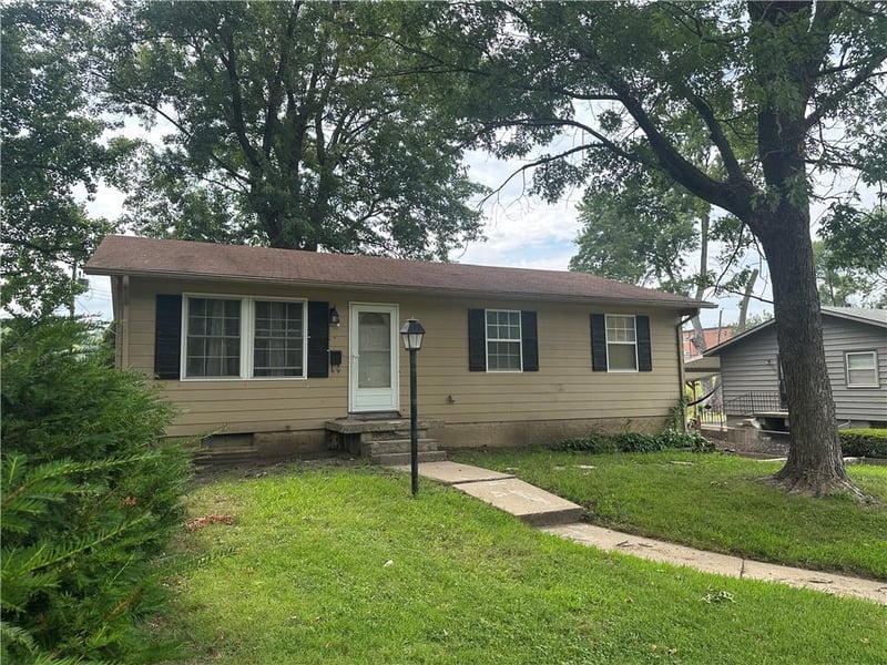 8404 Booth Ave, Raytown, MO 64138