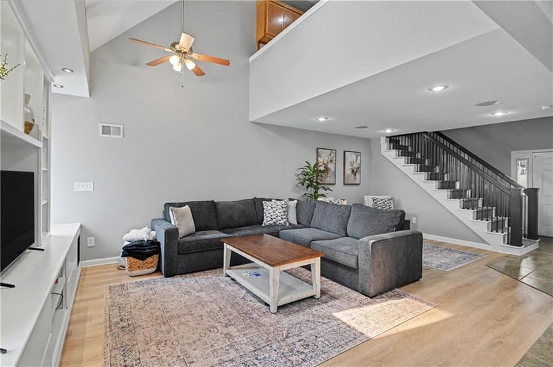 221 Woodbridge Ln, Kansas City, MO 64145