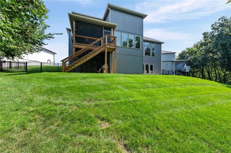 5999 N Oak Creek Ct, Parkville, MO 64152