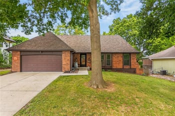 1120 82nd St, Kansas City, MO 64118