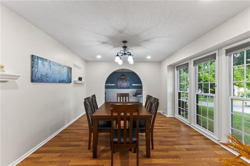 1120 82nd St, Kansas City, MO 64118
