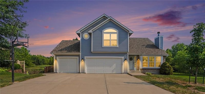 1408 196th Ct, Smithville, MO 64089