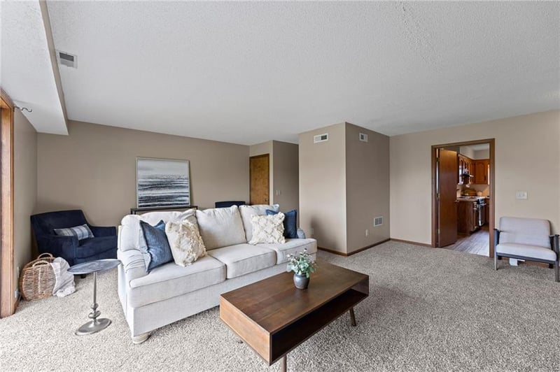 1107 Jeff Cir, Paola, KS 66071