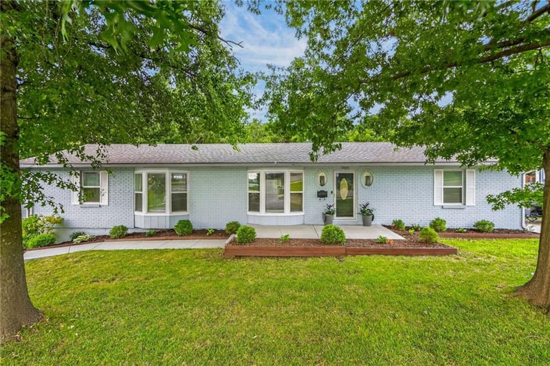 9921 67th St, Merriam, KS 66203