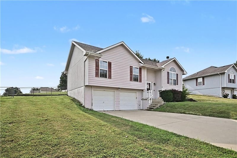 18713 Primrose St, Smithville, MO 64089