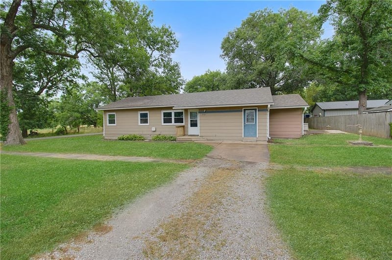 301 3rd St, Altamont, KS 67330